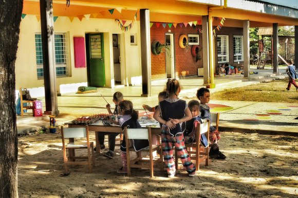 La kinésiologie pour apaiser le stress des enfants avant les grandes vacances à Nantes
