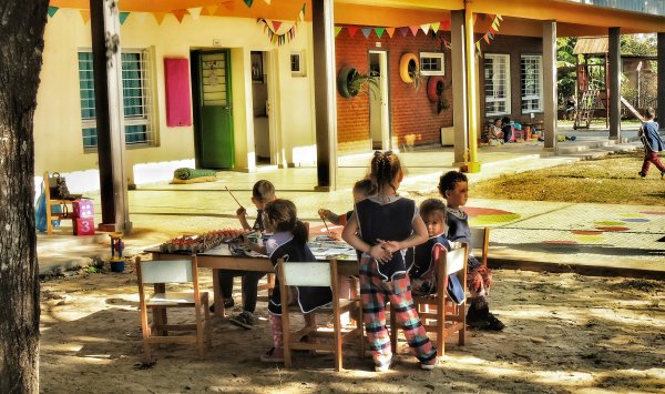 La kinésiologie pour apaiser le stress des enfants avant les grandes vacances à Nantes